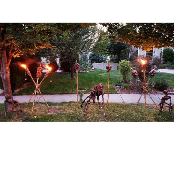 Halloween prop skull decoration,  Tiki Torch - Picture 3 of 3